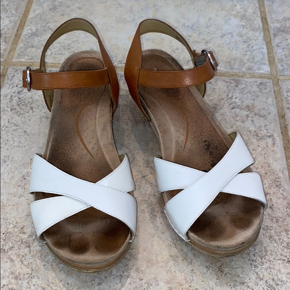 Dansko Sandal White Caramel Full Grain SZ 8.5-9